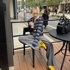 Influencer Reina wearing yelow Onitsuka Tiger trainers. 