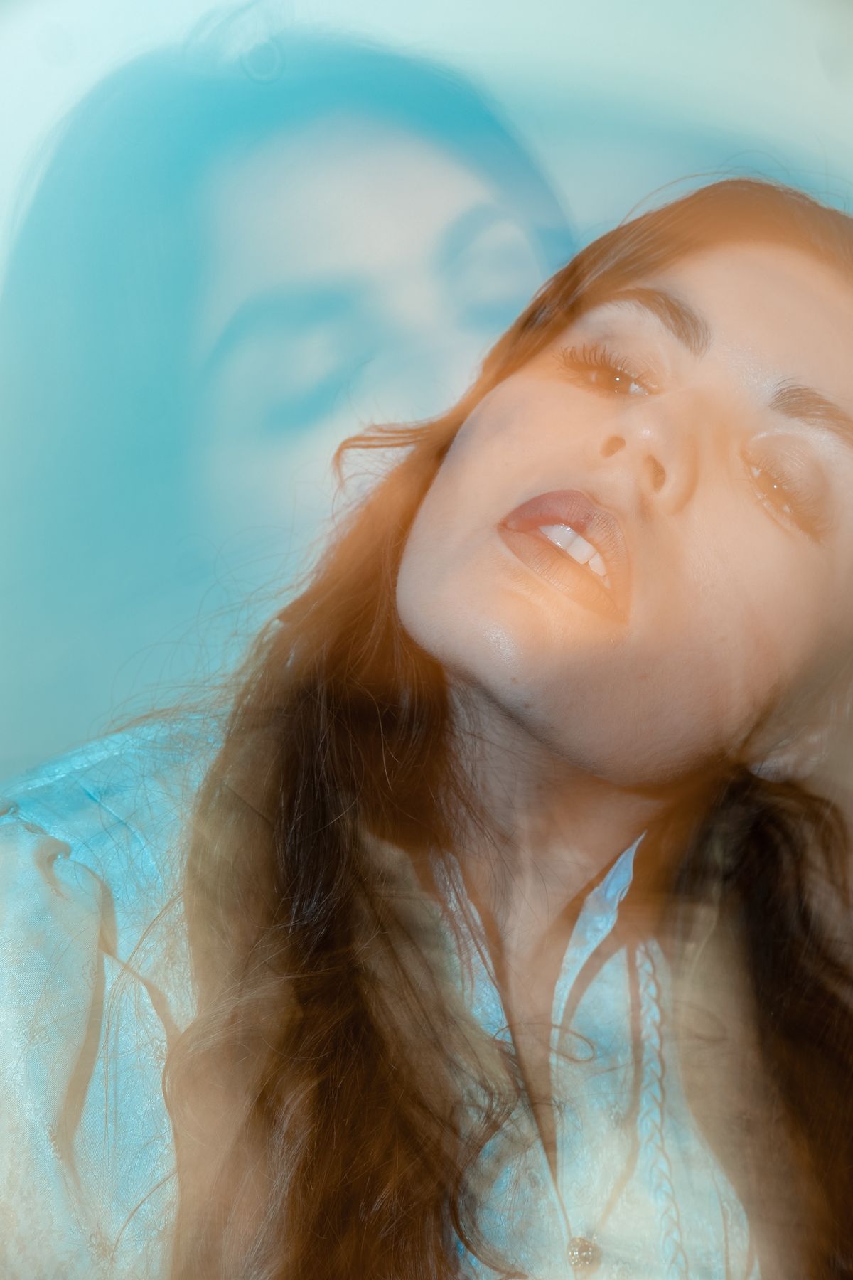 Use slowsync flash to photograph ghostly portraits incamera Digital