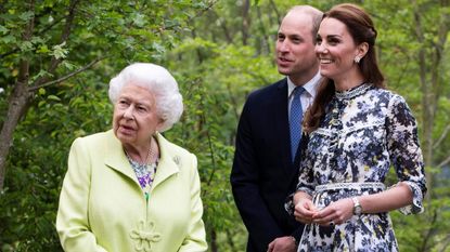  Queen Kate William 40th Britain's Catherine, Duchess of Cambridge (R) shows Britain's Queen Elizabeth II (L) and Britain's Prince William, Duke of Cambridge, around the 'Back to Nature Garden' garden, that she designed along with Andree Davies and Adam White, during their visit to the 2019 RHS Chelsea Flower Show in London on May 20, 2019.