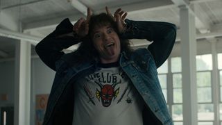 Eddie Munson (Joe Quinn) lader som om, han er en dæmon i fjerde sæson af Stranger Things