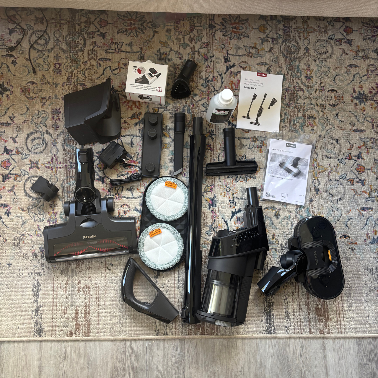 Miele Triflex HX3 Aqua flatlay