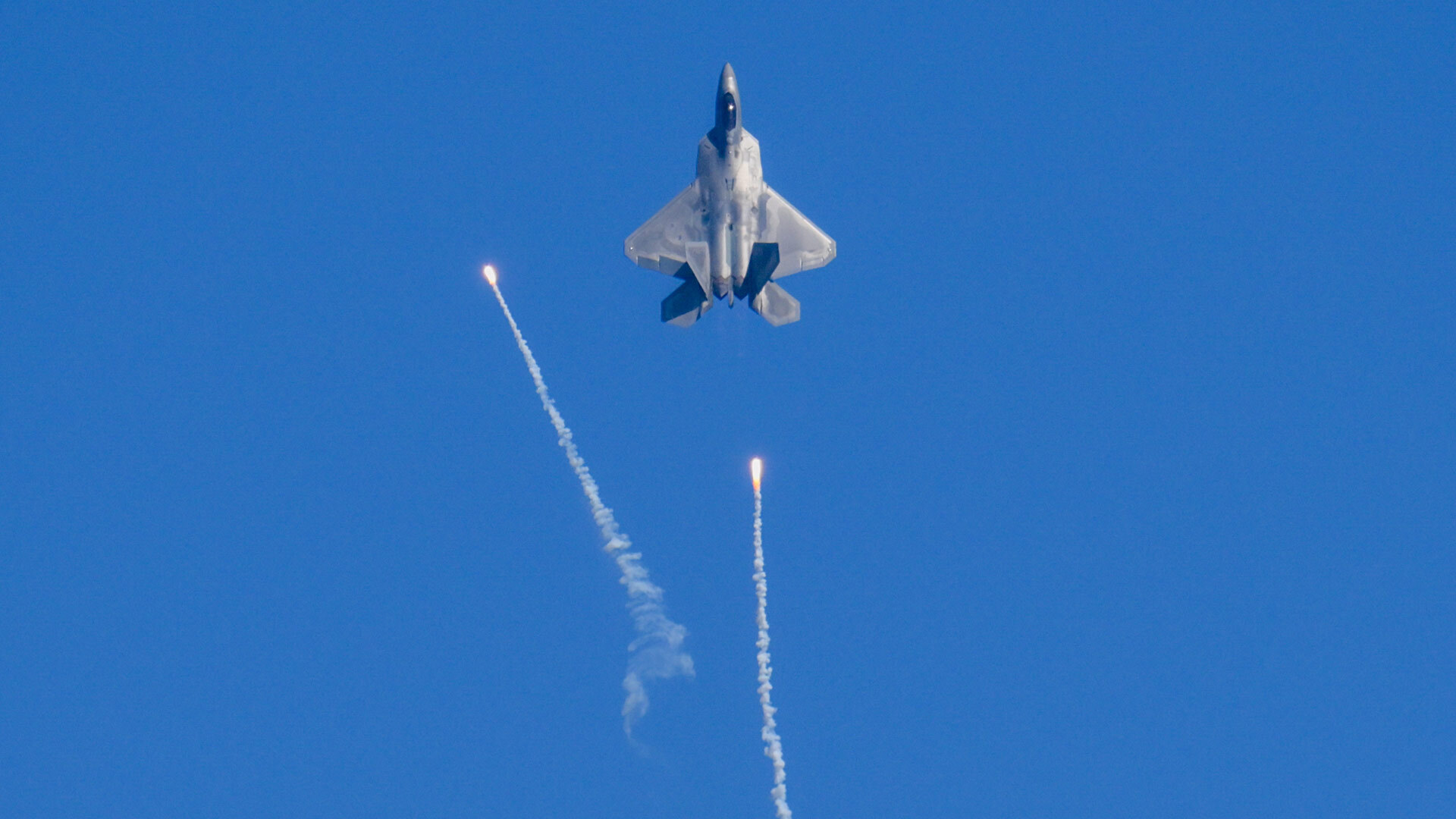 an F-22 Raptor firing flares
