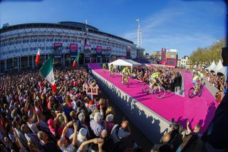 Spectators at the presentation of the 2016 Giro d'Italia