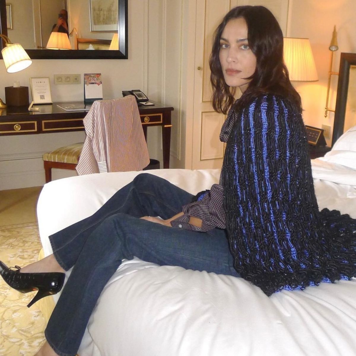 An image of @alexachung wearing one of the biggest winter-spring transitional jeans trends.