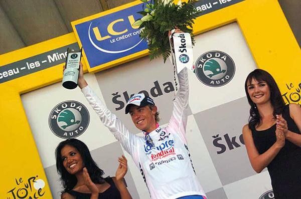 Damiano Cunego (Lampre-Fondital) salutes in the white jersey