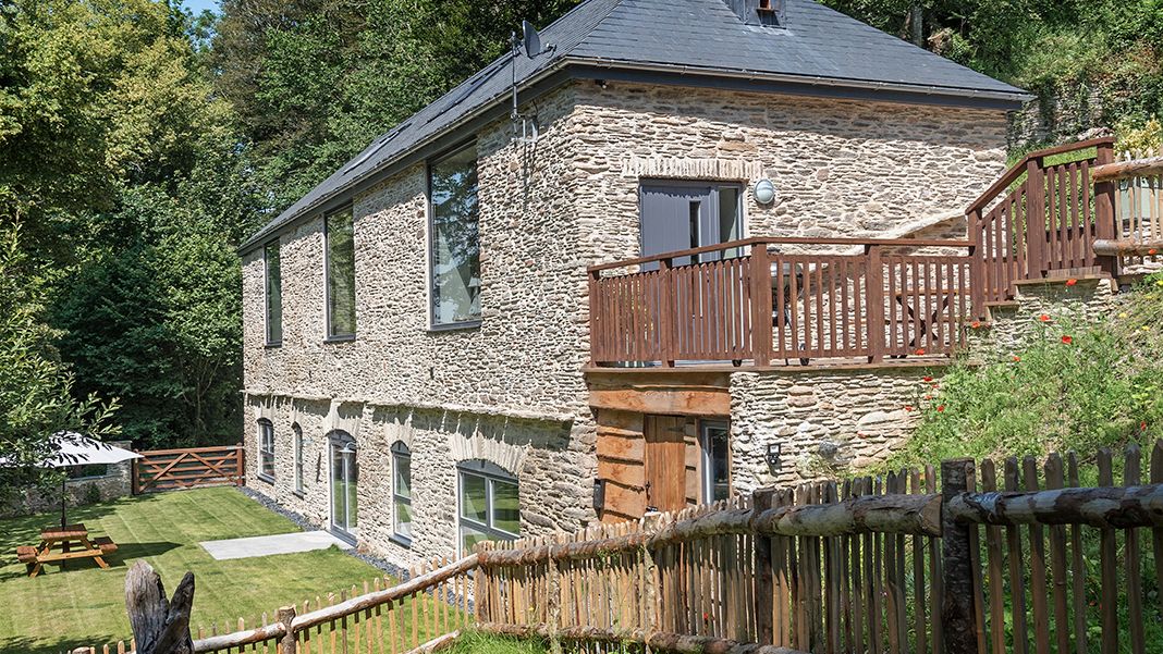 Stone barn conversion with balcony and lawned garden