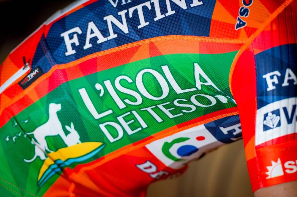 A green panel on the side of the jersey to show off sponsor L'Isola dei Tesori