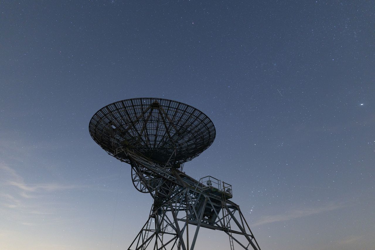 Photo of a radio telescope with the night sky behind taken with the Canon RF 24mm f/1.4L VCM wide-angle prime lens.