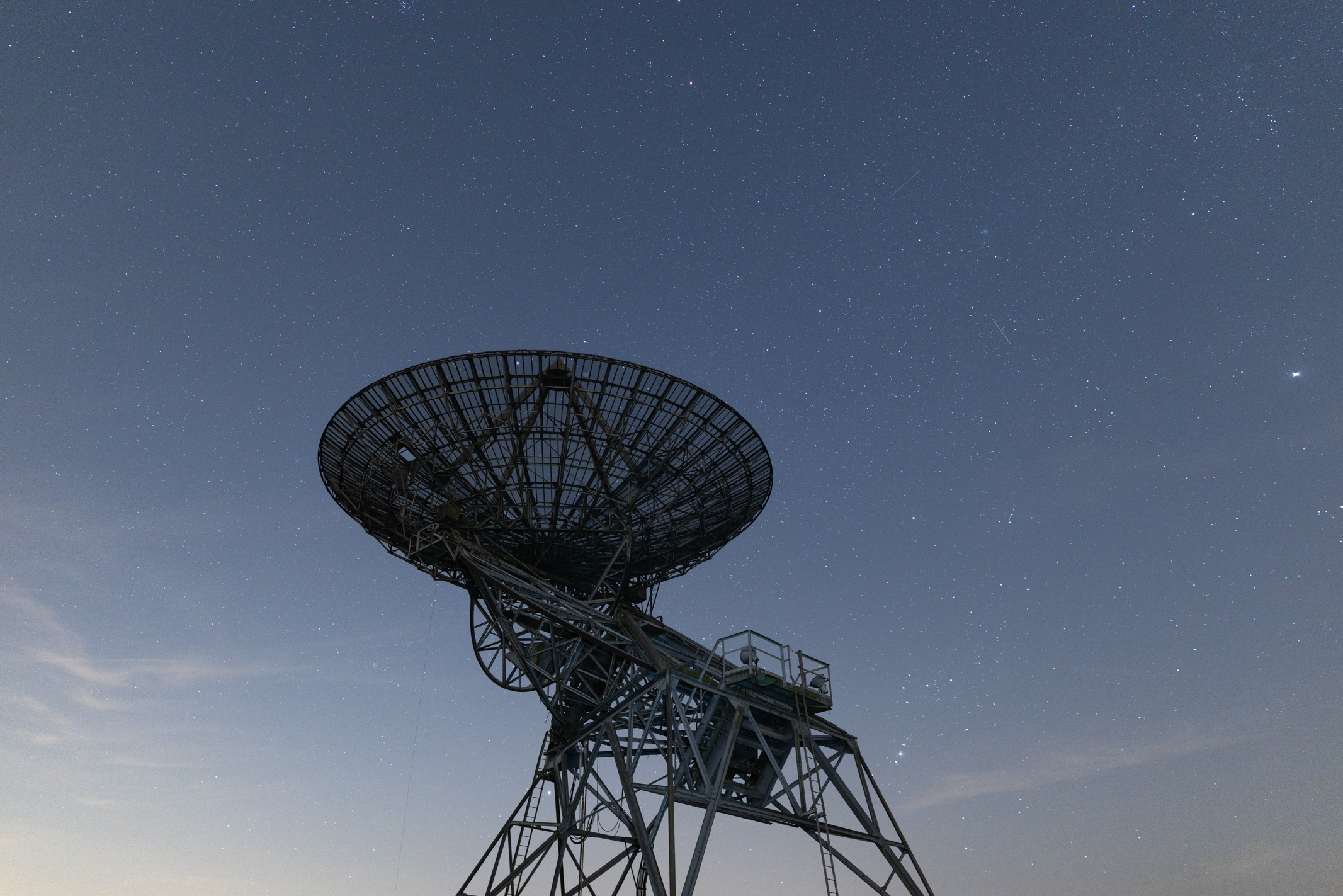 Photo of a radio telescope with the night sky behind taken with the Canon RF 24mm f/1.4L VCM wide-angle prime lens.