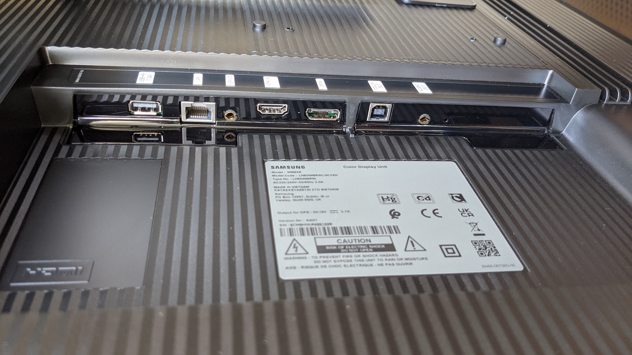 Nahaufnahme der Anschlüsse im rückseitigen Panel des Samsung Flip 2