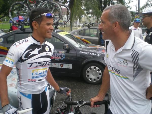 S&eacute;bastien Duclos talks to one of this Terengganu team members