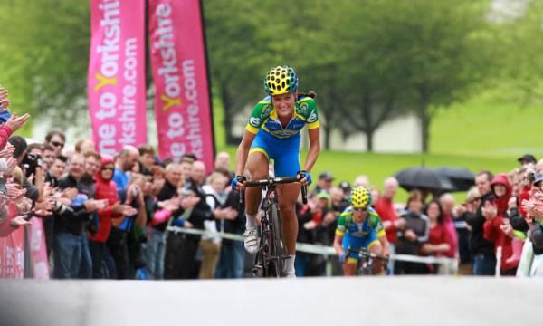 Lizzie Armitstead (AA Drink leontien.nl) outsprints teammate Emma Pooley to win the silver medal