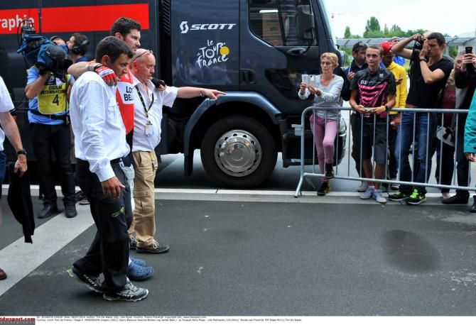 Greg Henderson (Lotto-Belisol) gets a helping hand
