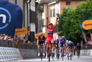 As it happened: The sprinters take the day after a crosswind hit stage 6 at the Giro d'Italia Women