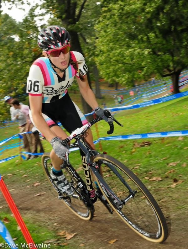 Julie Krasniak (Rapha Focus) climbing