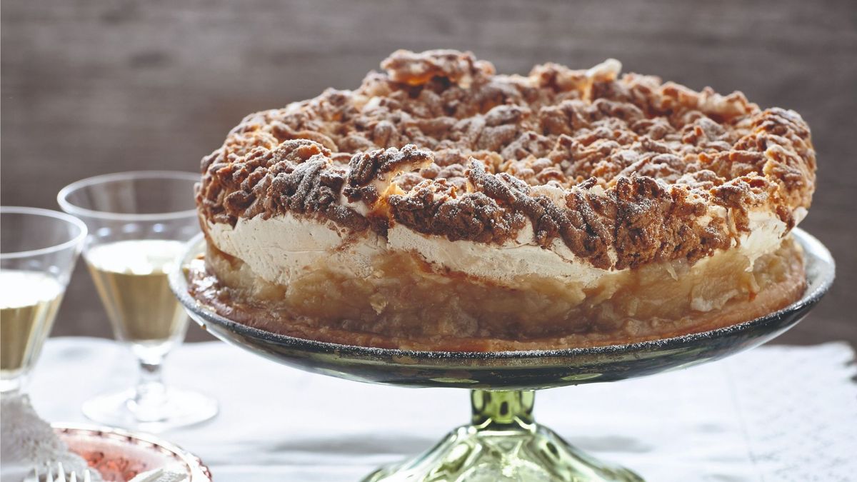 Recipe: Szarlotka – Polish apple cake and a meringue crumble topping