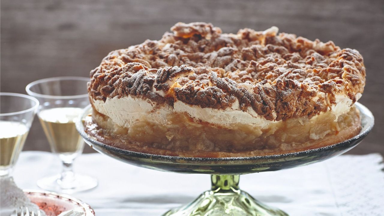 Szarlotka (Polish apple cake and a meringue crumble topping)