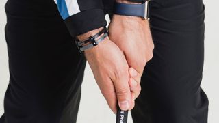 How to swing a golf club - neutral grip