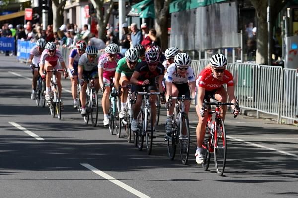 With one kilometre to go, Vicky Whitelaw and Lauren Kitchen lead out third wheel, Rochelle Gilmore (all HP Pinarello).