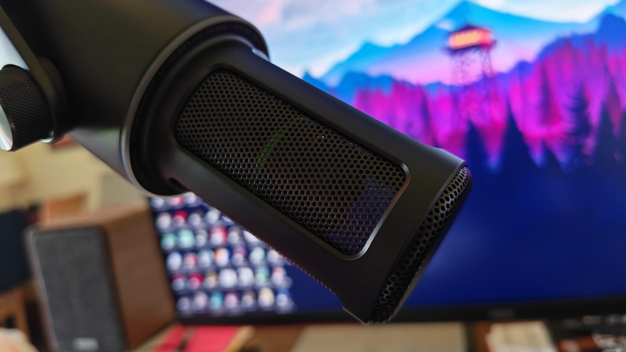 A closer look at the capsule and grille inside the Razer Seiren V3 Pro