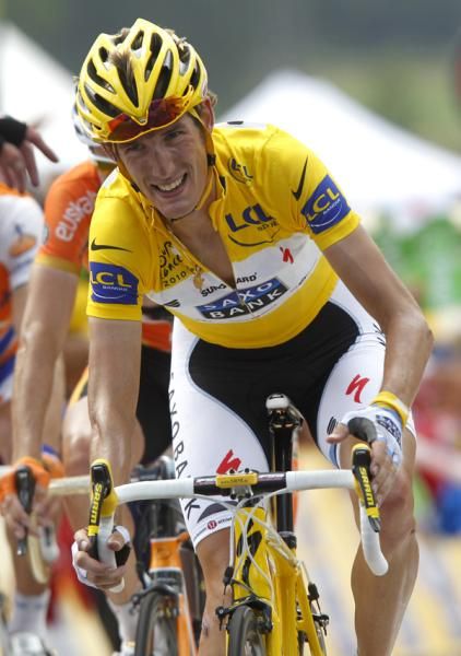 Andy Schleck hangs on to yellow but lost time to Alberto Contador (Astana)