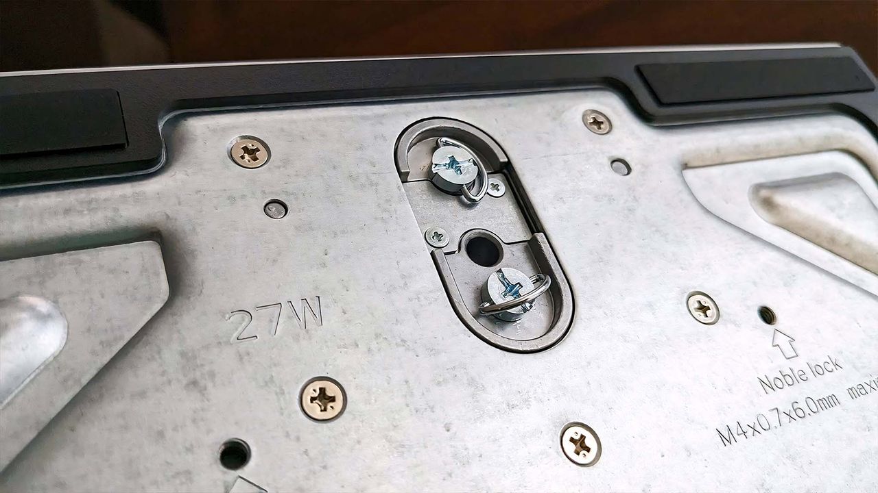 HP EliteOne 870 G9 built-in screws.