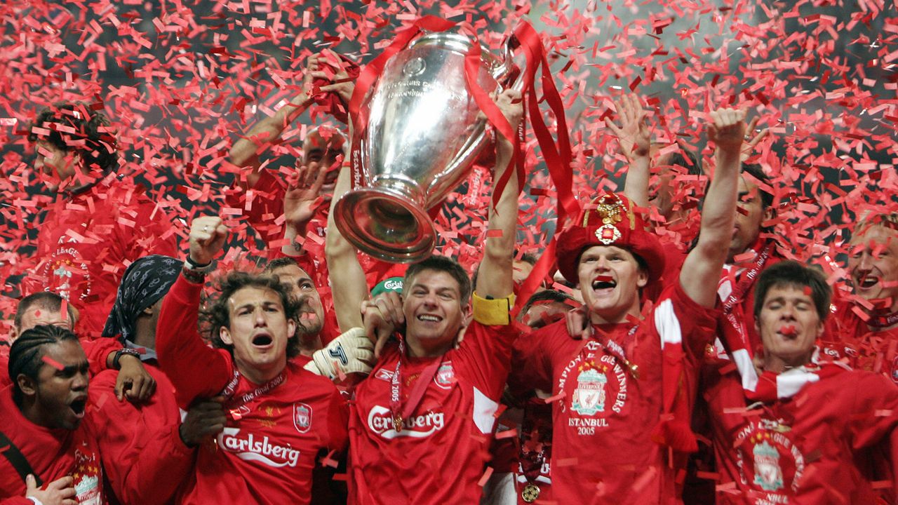 Istanbul, Turkey:Liverpool&amp;#039;s captain Steven Gerrard holds the throphy surrounded by teammates at the end of the UEFA Champions league football final AC Milan vs Liverpool, 25 May 2005 at the 