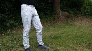 A model wearing Endura MT500 Burner Lite Pants outdoors