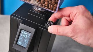 The Eureka Mignon Specialita coffee grinder adjustment dial