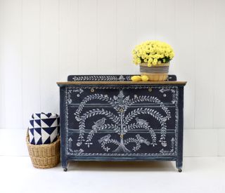 Painted furniture ideas with folk art