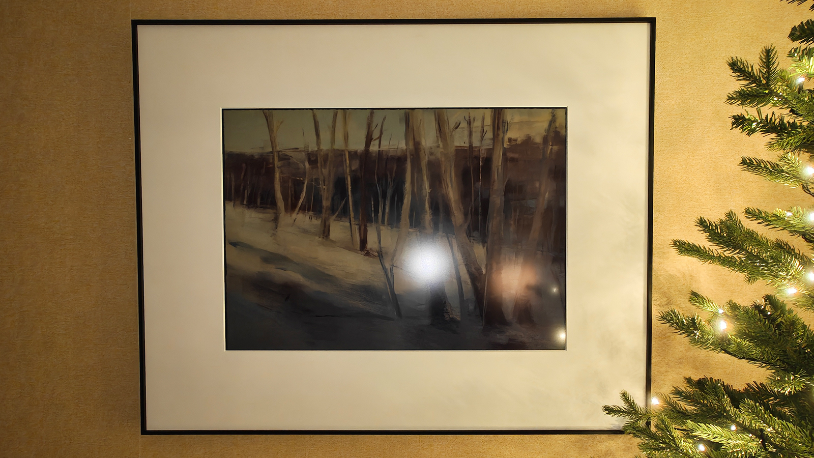 Revisión de carteles en tinta; marco de arte negro en la pared