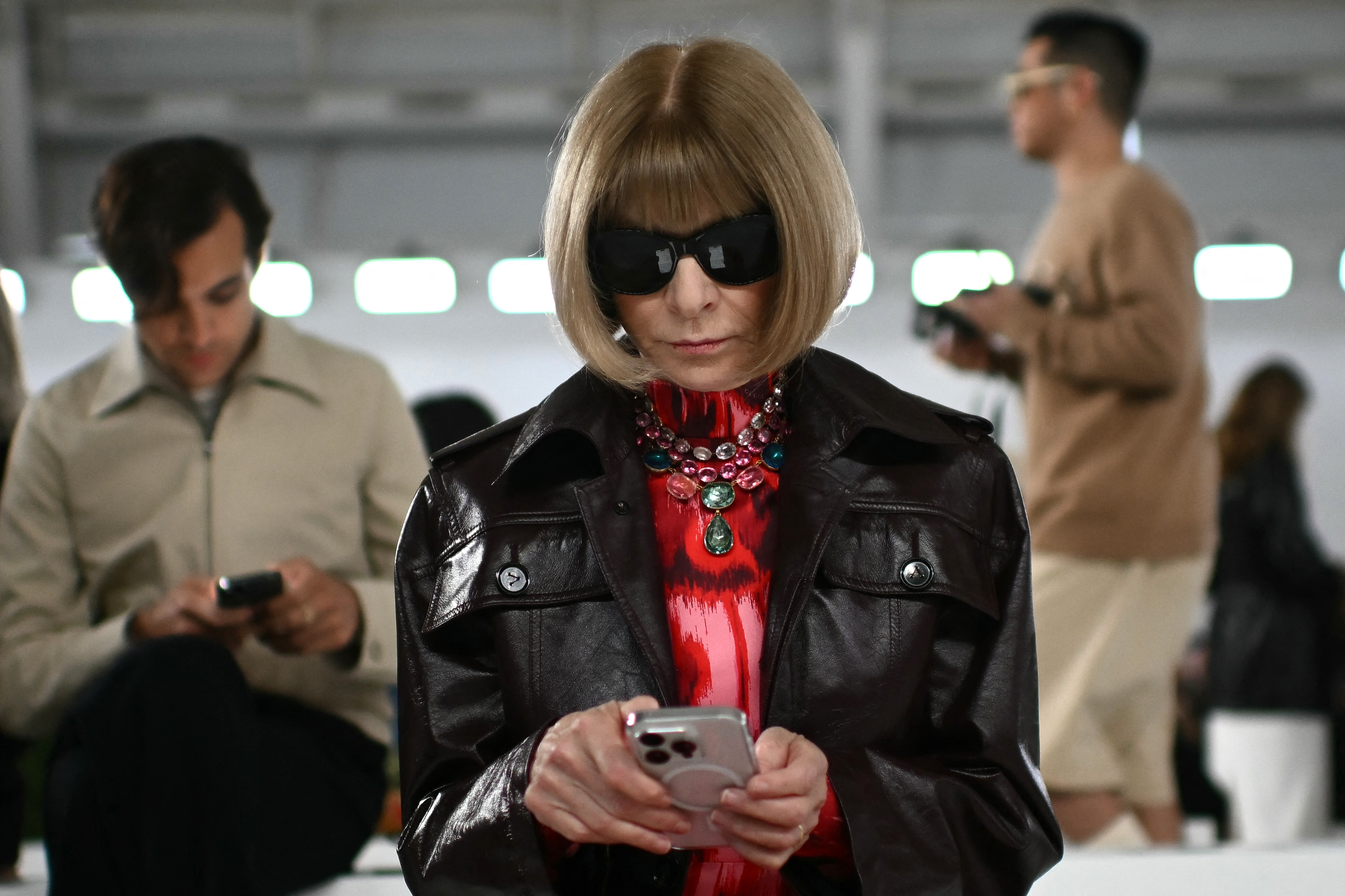 Anna Wintour playing on her iPhone