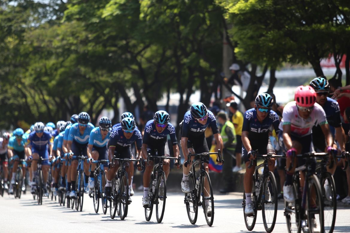 It's pacey when Froome starts craning his neck