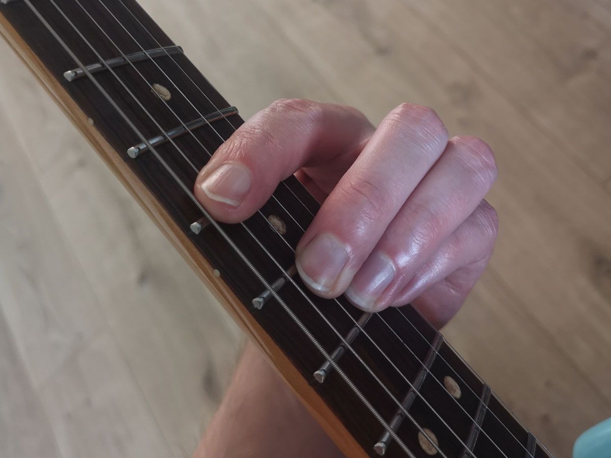 How to play the F chord on guitar