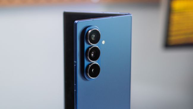 Зачем ждать Z Fold 8? Прошлогодний Galaxy Z Fold 7 по-прежнему великолепен, а по новой акции на него действует скидка в целых 500 долларов