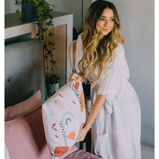 zoella with plump for new cushions