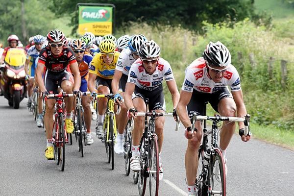 Jens Voigt (CSC-Saxo Bank) powers the yellow jersey group.