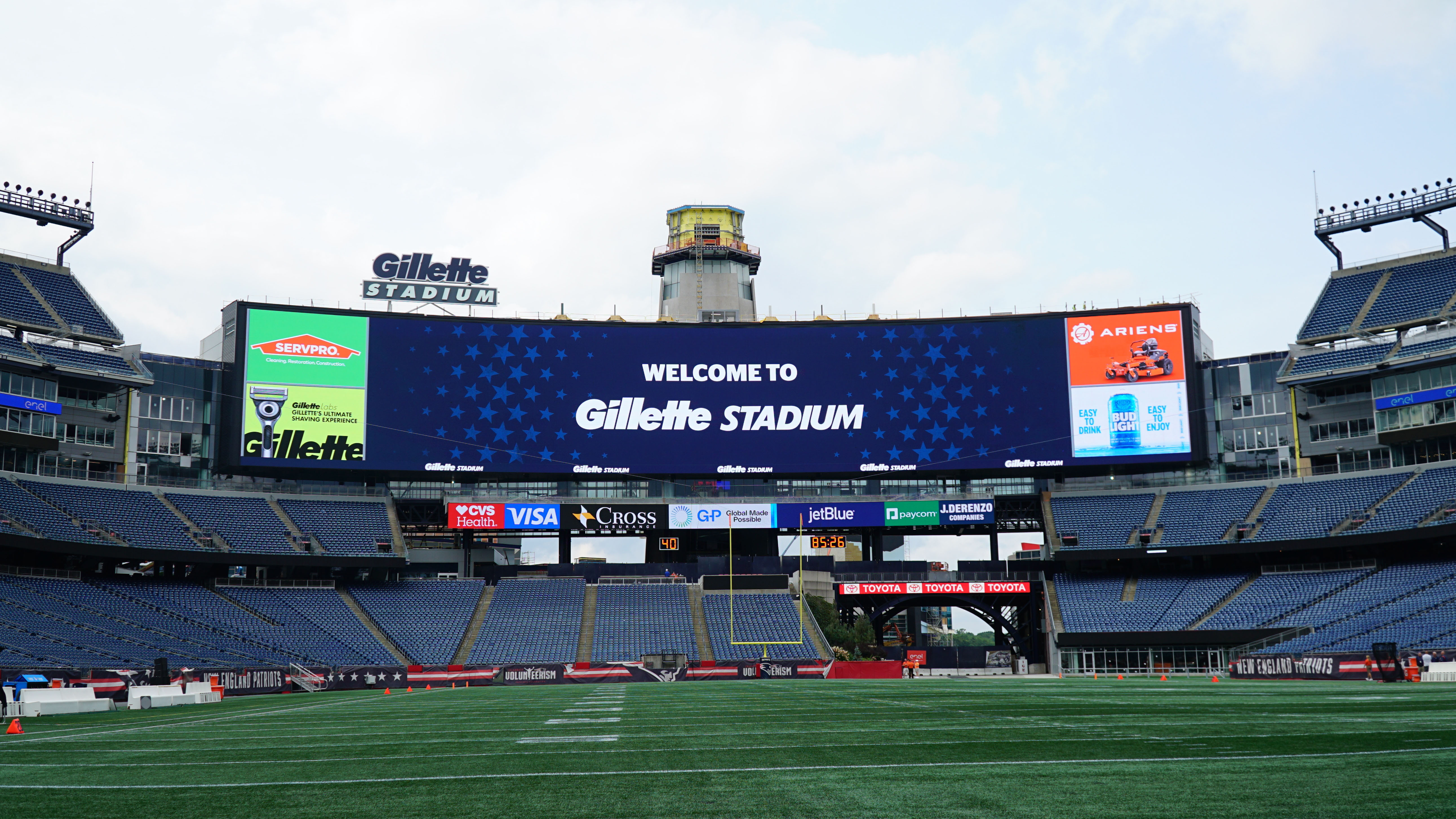 Bigger high-resolution video screens installed at Lambeau Field