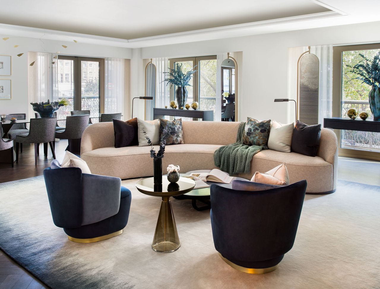 Pale rug with darker ombre edging in living room