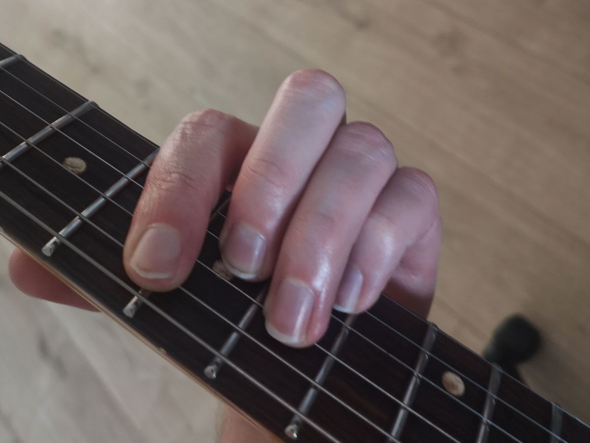 How to play the F chord on guitar