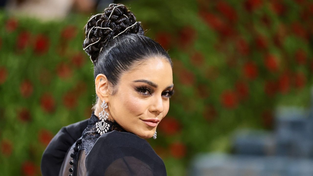 Vanessa Hudgens met gala hair 2022