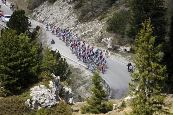The peloton start out on stage 17