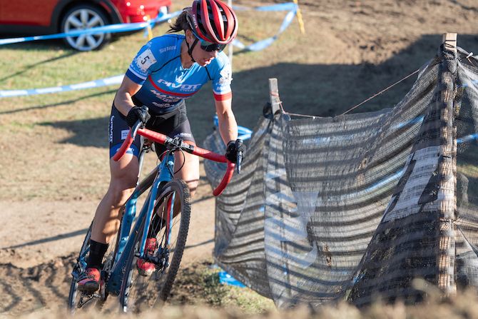 Courtenay McFadden (Pivot Maxxis p/b Stans NoTubes) makes her way up a short climb