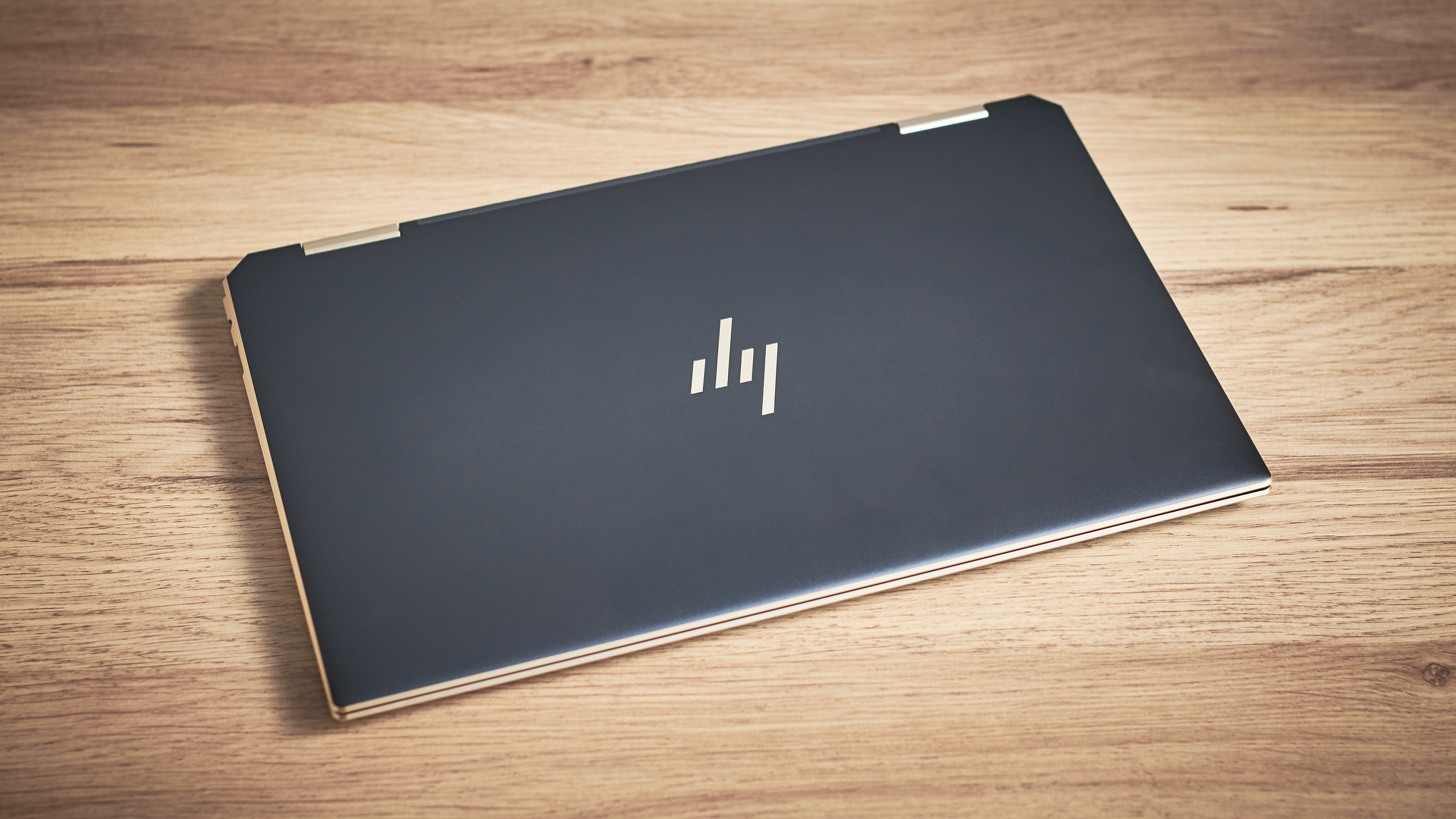 HP Spectre x360 (2020) on a wooden table