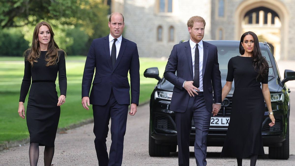 William et Harry ont fait front uni pour saluer leurs sympathisants avec Kate et Meghan