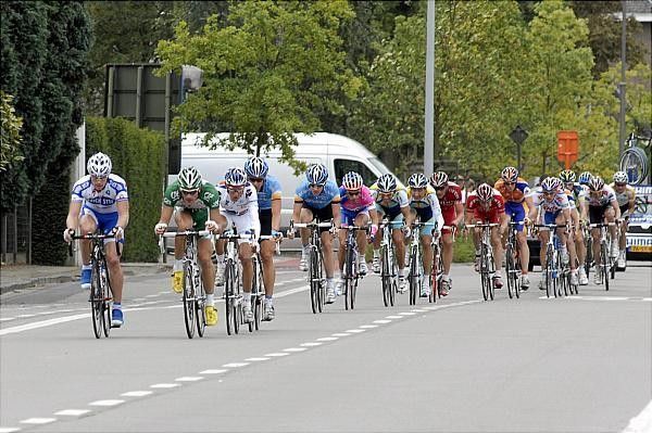 Sebastien Rosseler (Quick Step) leads a large group
