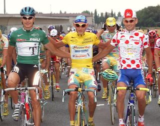 The yellow jersey Italian Marco Pantani C smiles as he rides with the polkadot jersey Frenchman Christophe Rinero R and the green jersey German Erik Zabel during the last stage of the Tour de France between Melun and Paris 02 August ELECTRONIC IMAGE AFP PHOTO Photo by Pascal PAVANI AFP Photo by PASCAL PAVANIAFP via Getty Images