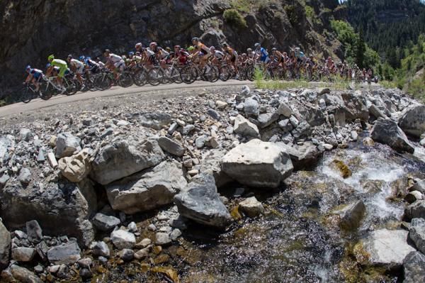 The field hits the climb up past Sundance