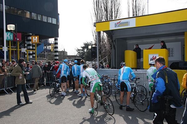 Cyclingnews' Brecht Decaluw&eacute; (far L) checks his start list before nabbing riders for a quick interview.