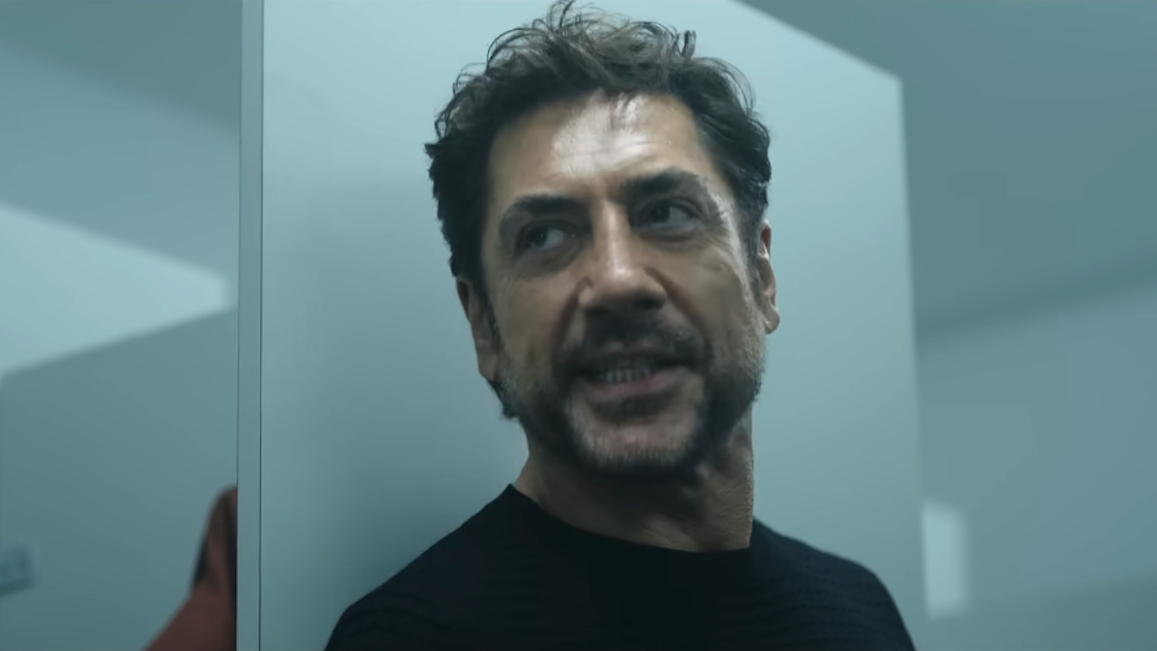 Javier Bardem talking in F1